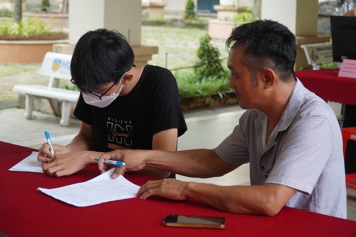 Phụ huynh thở phào vì tìm được trường THPT công lập cho con - Ảnh 1.