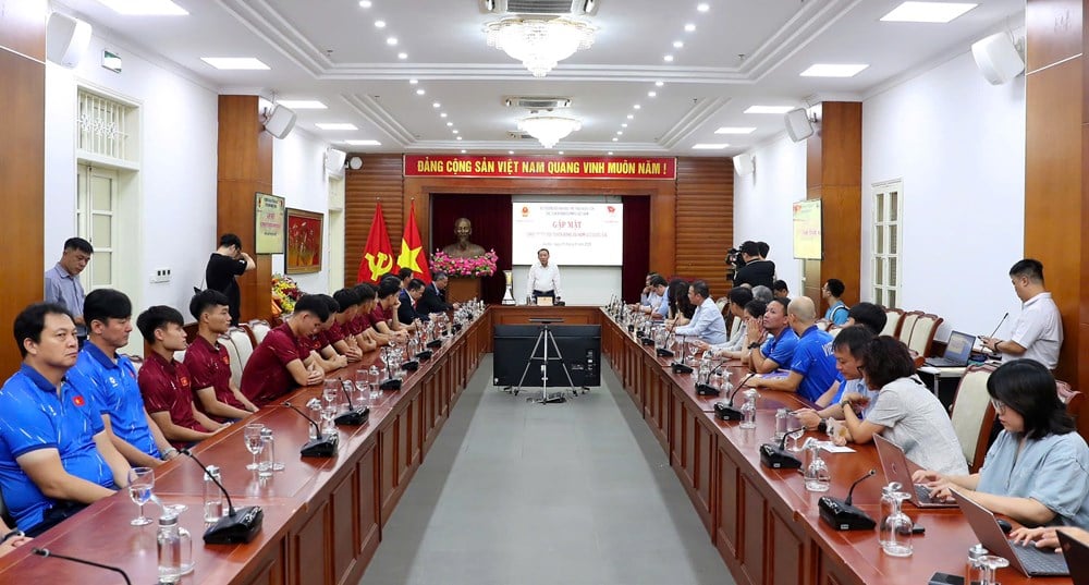 Minister Nguyen Van Hung congratulates the Vietnam U23 team on winning the Southeast Asian U23 Championship - photo 6
