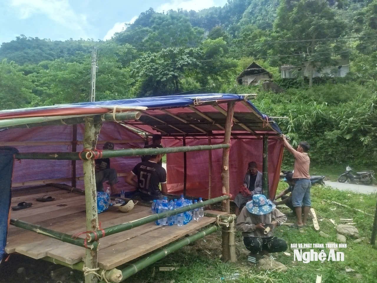 lực lượng chức năng giúp người dân bản HUồi Tố dựng lán tạm để ở