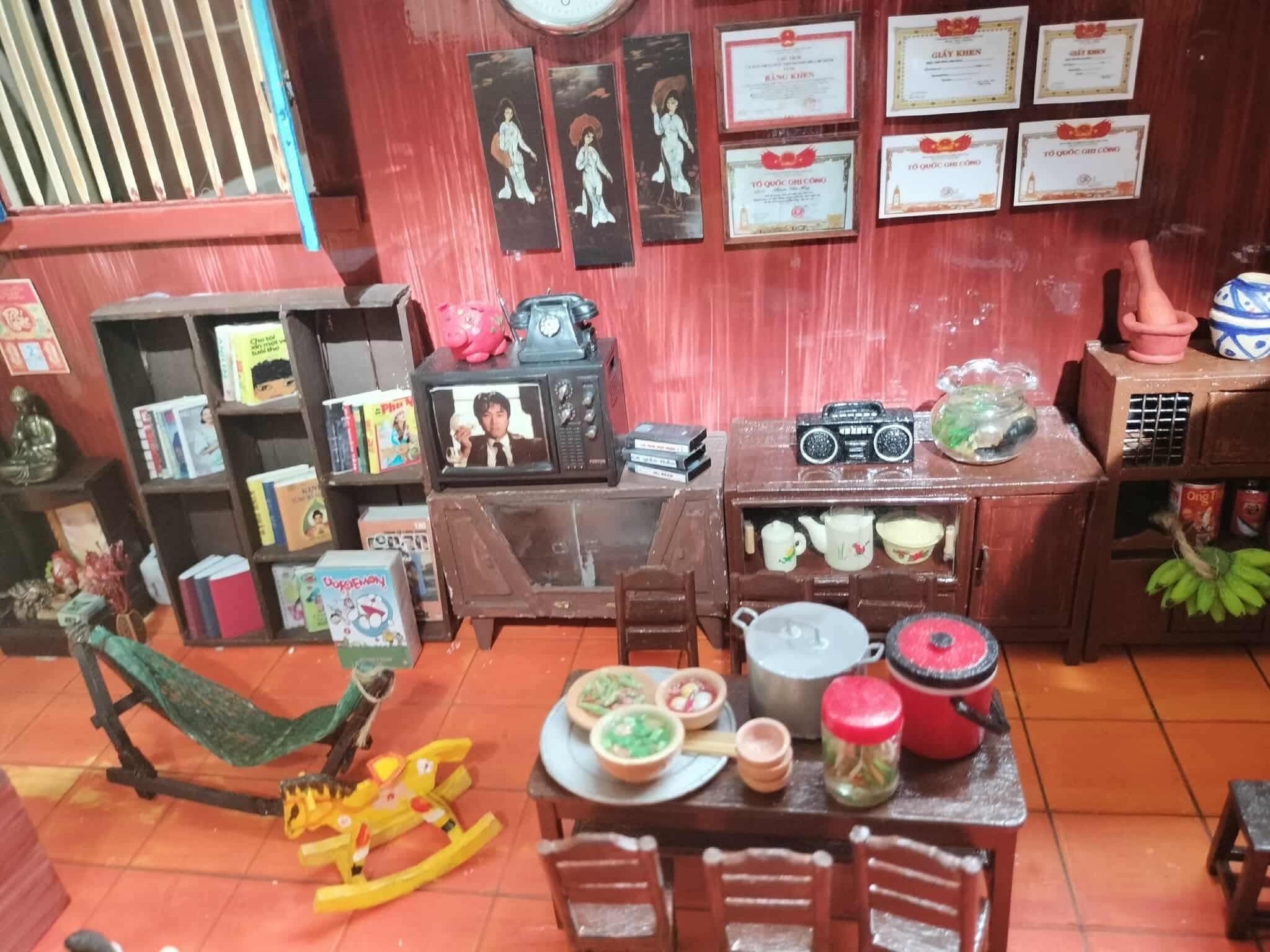 Mô hình nhà miền Tây từ bìa carton gợi nhớ ký ức tuổi thơ của nhiều người - Ảnh 6.