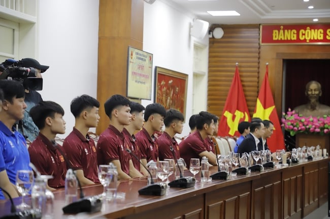 Bộ trưởng Nguyễn Văn Hùng gặp mặt, chúc mừng Đội tuyển bóng đá U23 Việt Nam vô địch U23 Đông Nam Á - Ảnh 2.