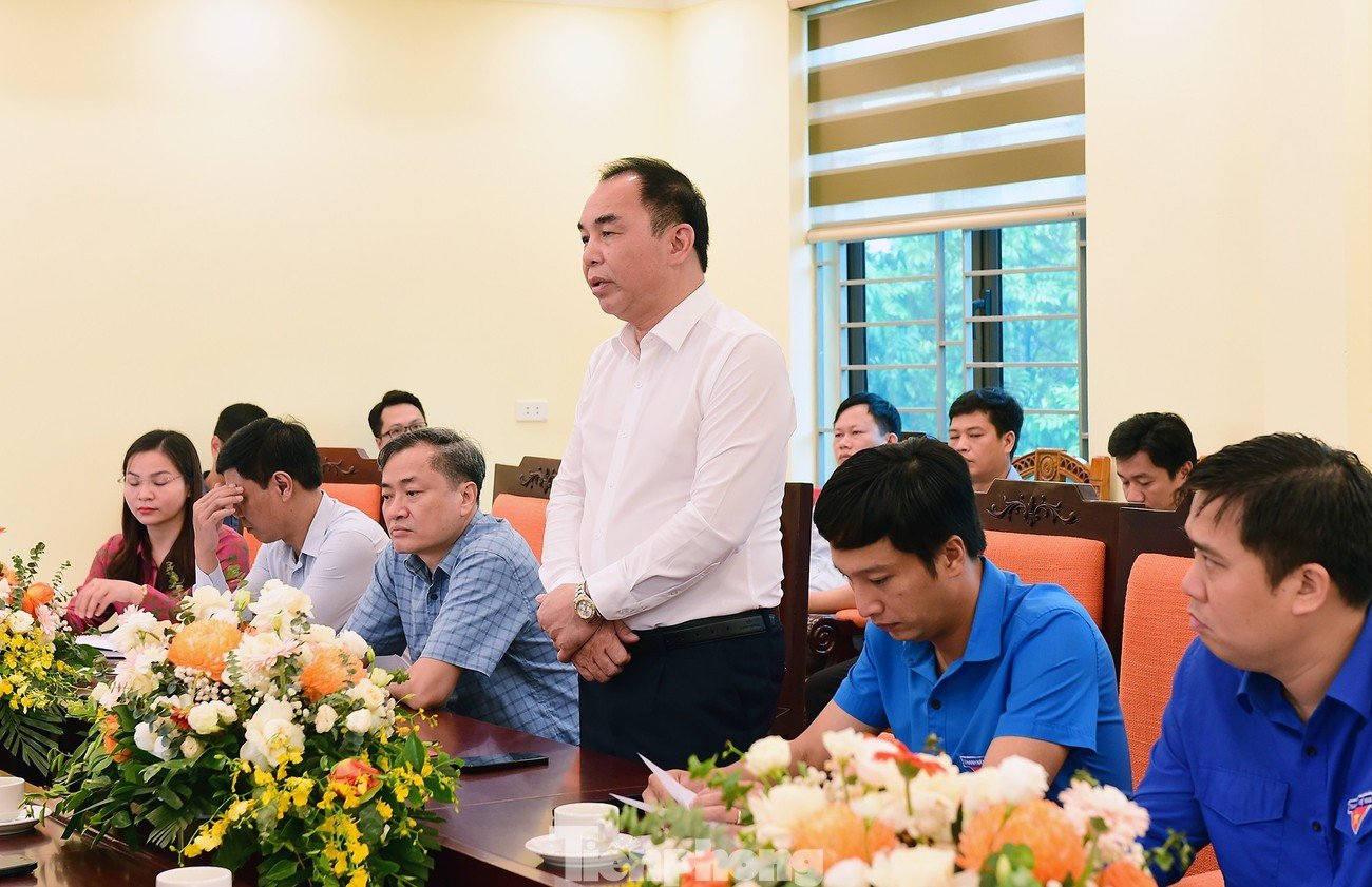 Ông Trần Thái Sơn - Bí thư Đảng ủy, Chủ tịch HĐND xã Đại Đình trao đổi tại buổi làm việc.
