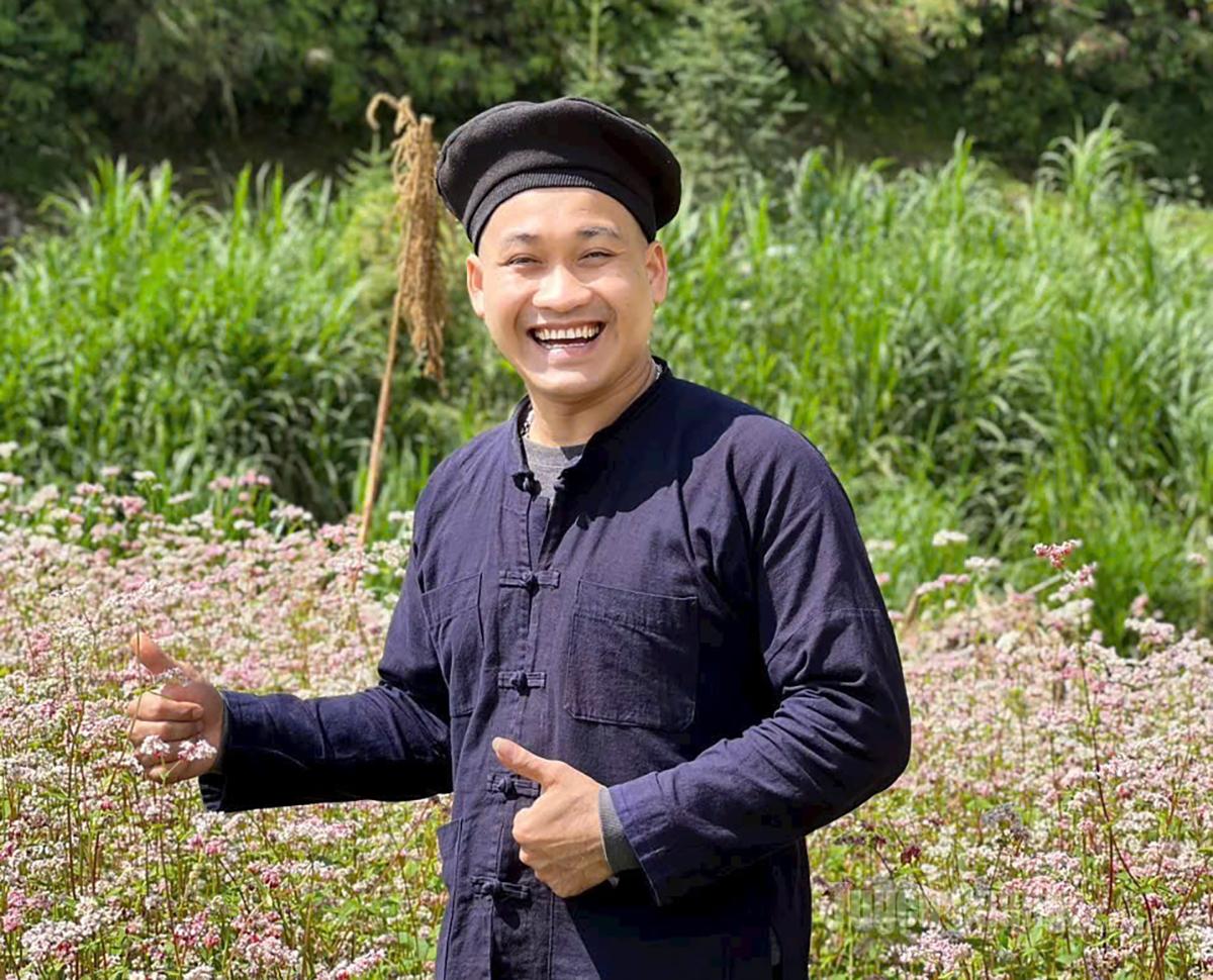Anh Nguyễn Văn Hữu, thường được biết đến với nghệ danh Xuân Hữu hay Xuân Hữu đàn Tính.