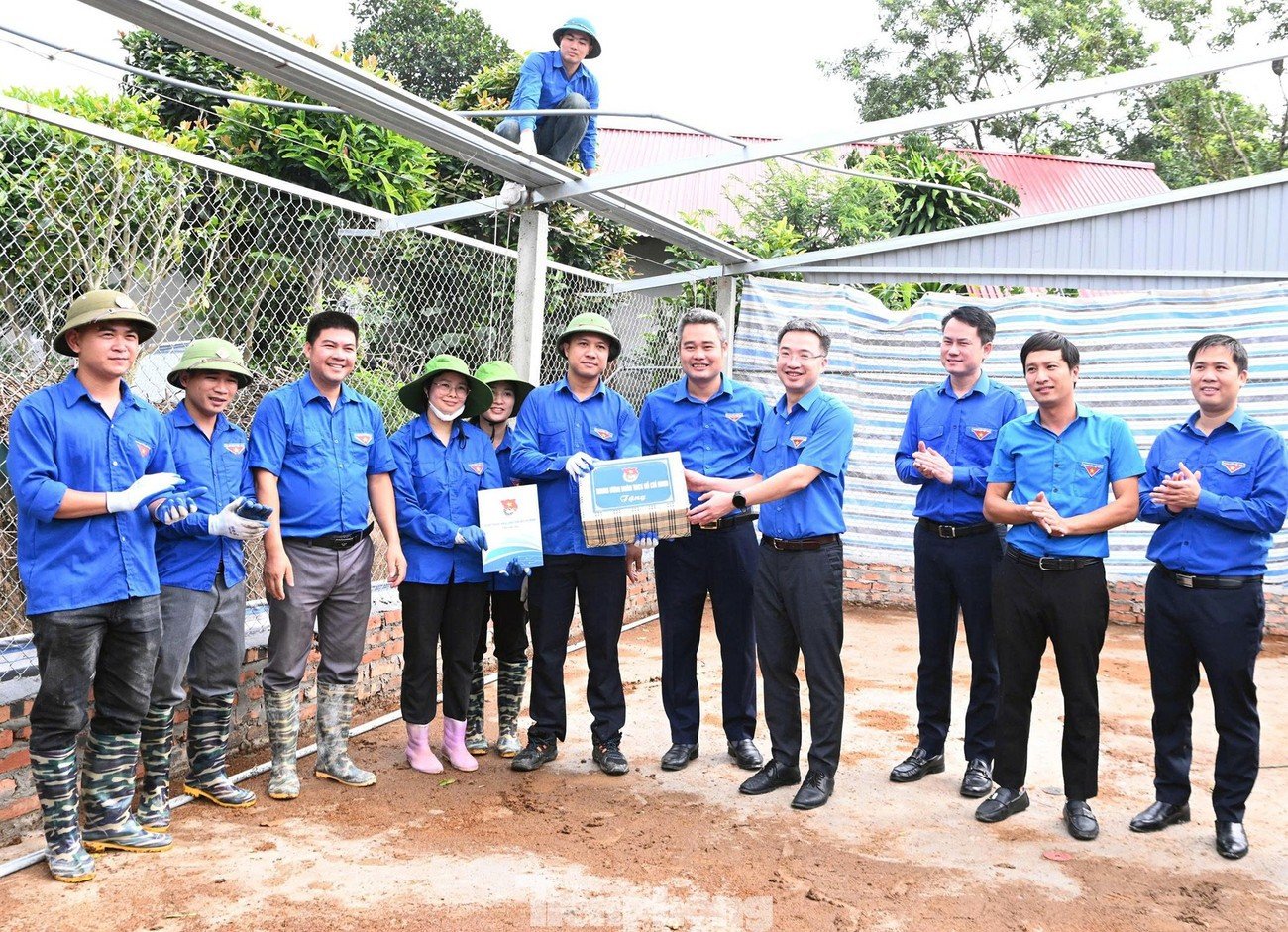 Bí thư T.Ư Đoàn Nguyễn Tường Lâm thăm hỏi, tặng quà động viên đoàn viên, thanh niên hỗ trợ di dời chuồng trại cho hộ dân có dự án 500kV Lào Cai - Vĩnh Yên đi qua.
