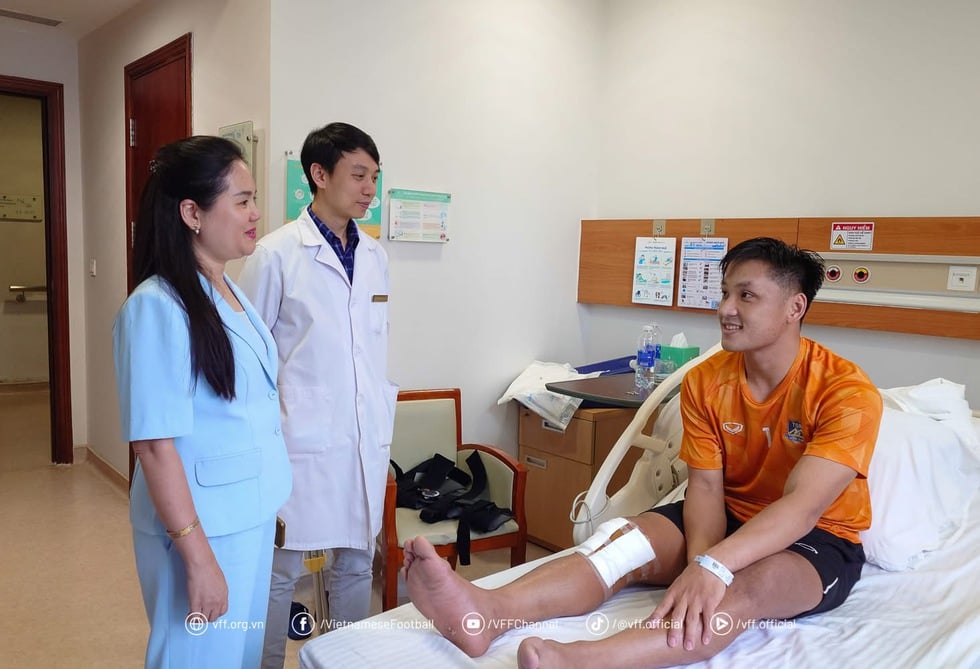 Thủ môn Hồ Văn Ý vừa phẫu thuật dây chằng chéo trước, VFF thăm hỏi động viên- Ảnh 3.
