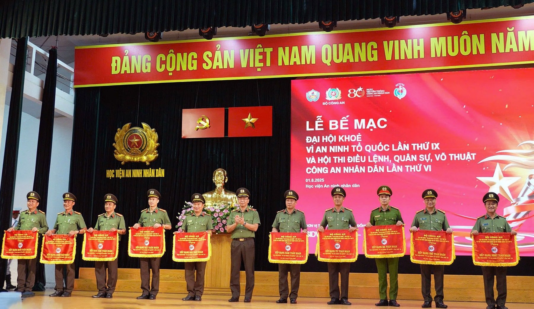 នាយឧត្តមសេនីយ៍ Pham Kim Dinh ប្រធាននាយកដ្ឋានកិច្ចការនយោបាយ ជូនអំណោយដល់បេក្ខជនឆ្នើមទាំង១០រូបក្នុងសមាជ។ សមាជបេក្ខជនសន្តិសុខសាធារណៈ Dong Dung លើកទី 5 ពីអតីតកាល (1.jpg