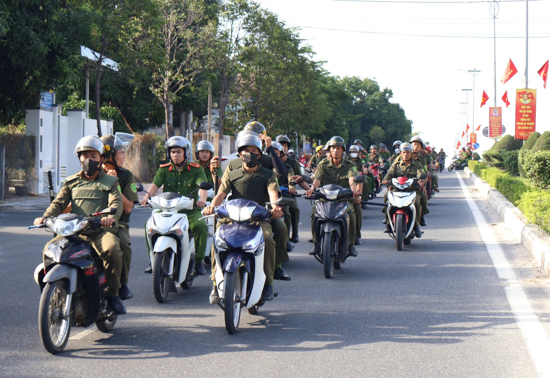 Lực lượng Công an xã Cam Lâm diễu hành trên các tuyến đường chính.