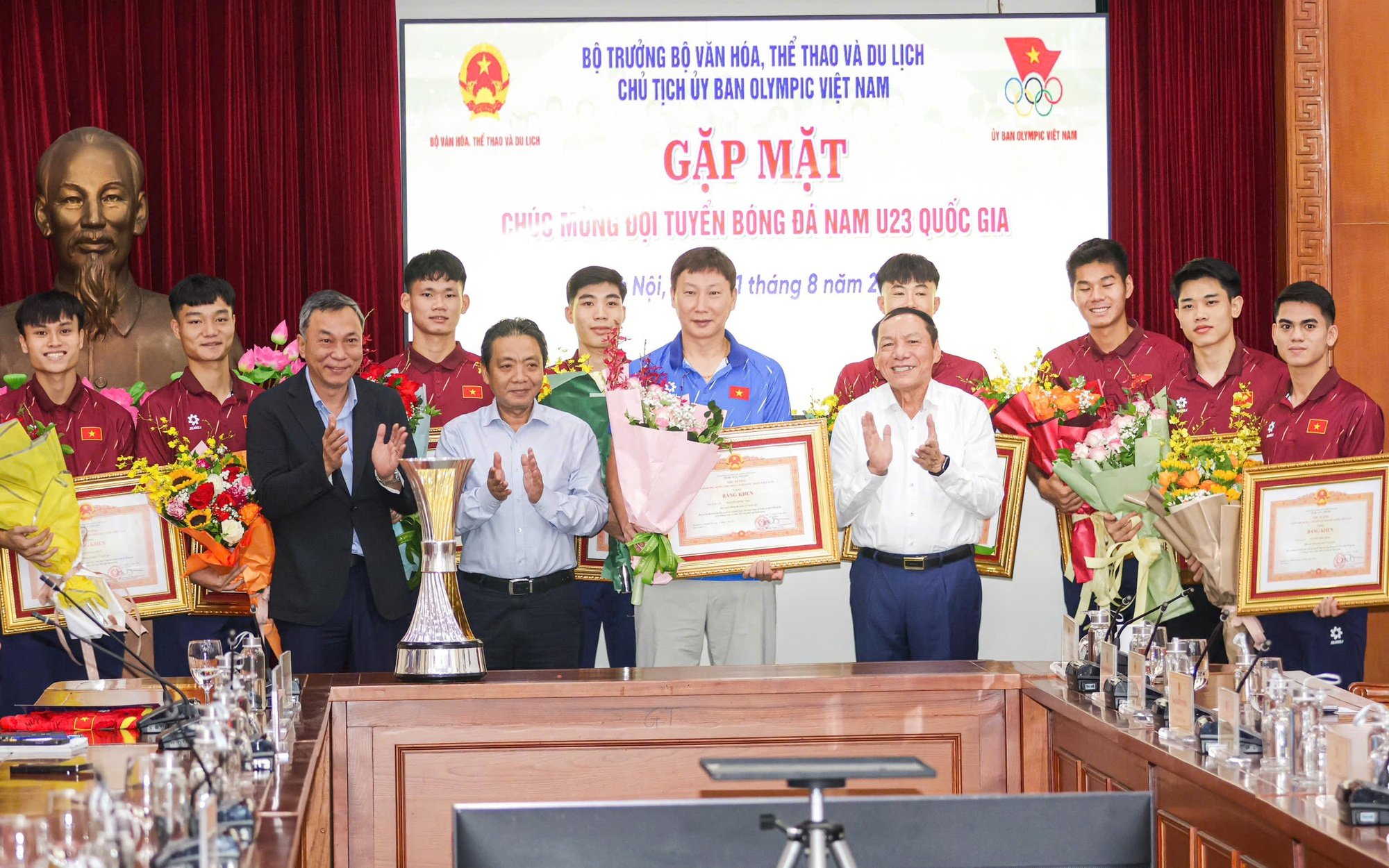 រដ្ឋមន្ត្រី លោក Nguyen Van Hung៖ ជ័យជម្នះរបស់ក្រុម U23 វៀតណាម បានបង្កើតនូវឥទ្ធិពលដ៏រញ៉េរញ៉ៃ ជួយឱ្យយើងមានទំនុកចិត្តបន្ថែមទៀតក្នុងការអភិវឌ្ឍន៍វិស័យបាល់ទាត់របស់ប្រទេសយើង។