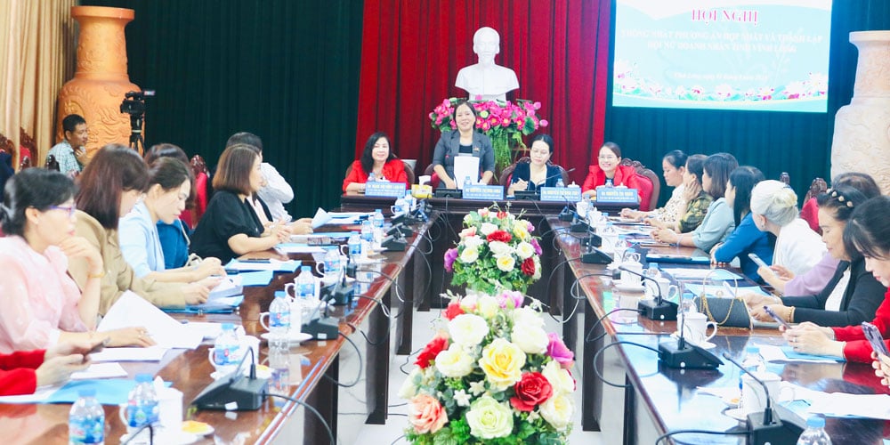 Bà Nguyễn Thị Kim Thoa- Tỉnh ủy viên, Phó Chủ tịch Ủy ban MTTQ Việt Nam tỉnh, Chủ tịch Hội LHPN tỉnh Vĩnh Long chủ trì hội nghị.

