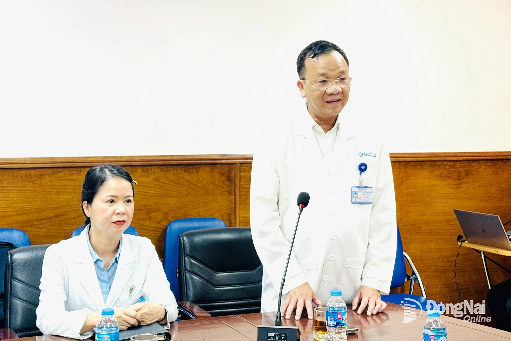 នាយកមន្ទីរពេទ្យទូទៅ Dong Nai លោក Ngo Duc Tuan ថ្លែងក្នុងកិច្ចប្រជុំ។ រូបថត៖ Hanh Dung