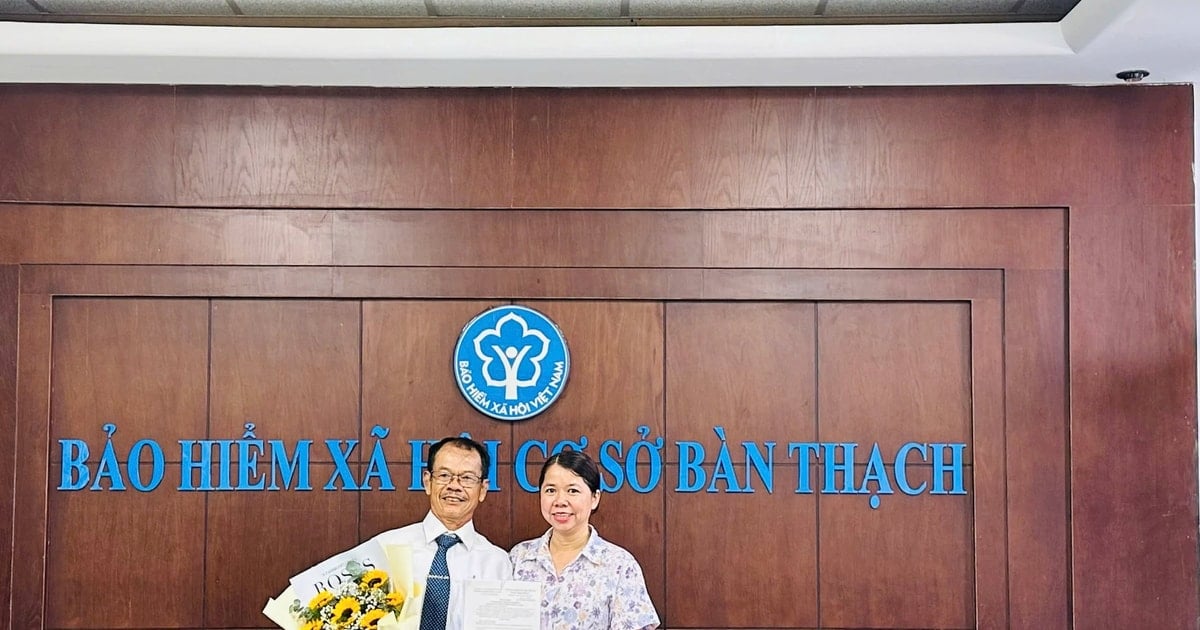 Ban Thach Social Insurance awarded retirement decisions to 2 voluntary social insurance participants.