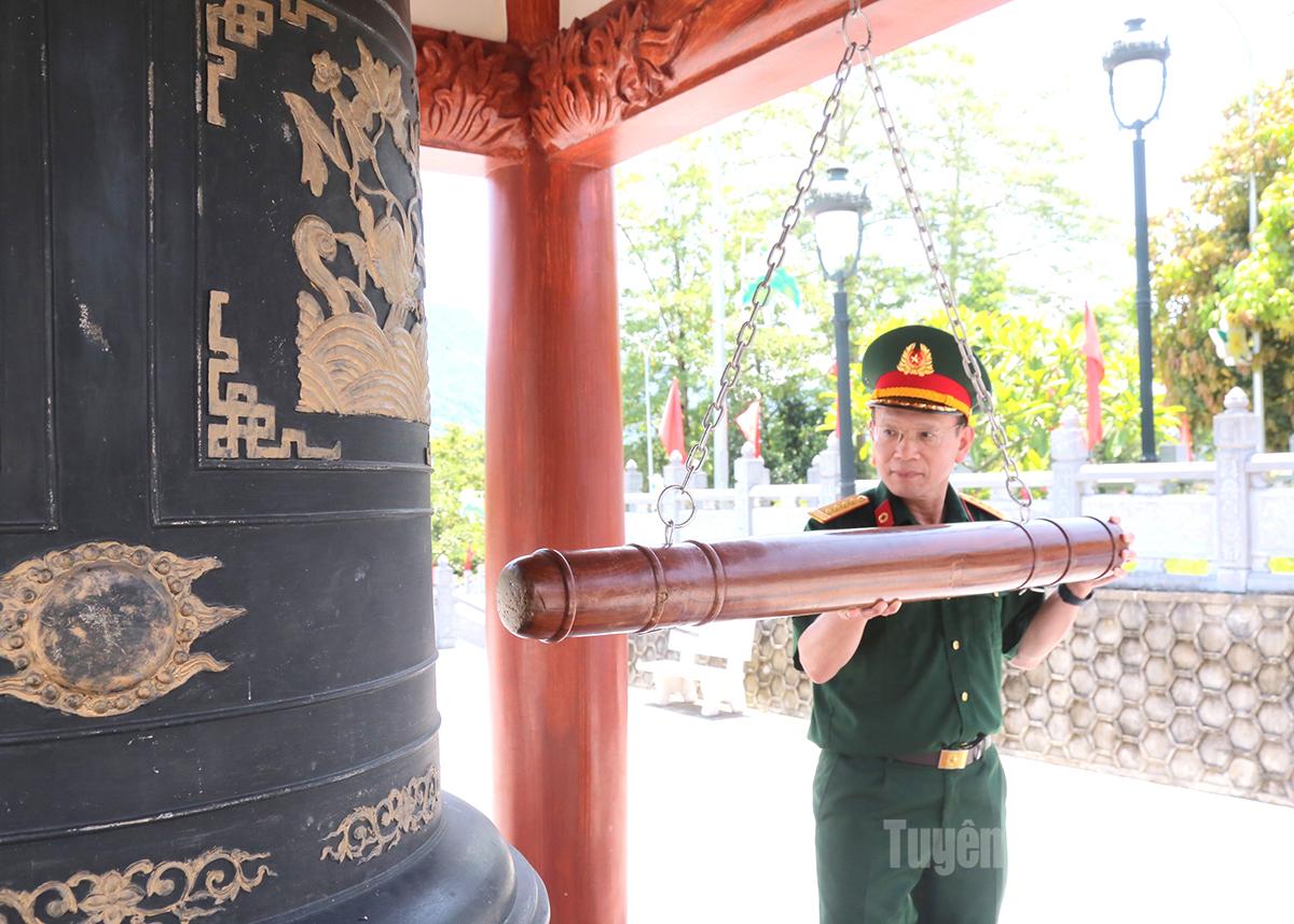 Đại tá Nguyễn Phương Đông thỉnh chuông tại Nghĩa trang Liệt sĩ Quốc gia Vị Xuyên.