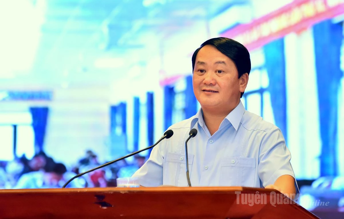 Đồng chí Bí thư Tỉnh ủy Hầu A Lềnh quán triệt Nghị quyết 69-NQ/TW, Hội nghị Trung ương 12 (khóa XIII) tại hội nghị.