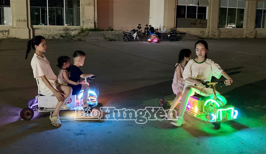 Những chiếc xe điện mini này chở 2 - 3 người, đi với tốc độ khá nhanh.