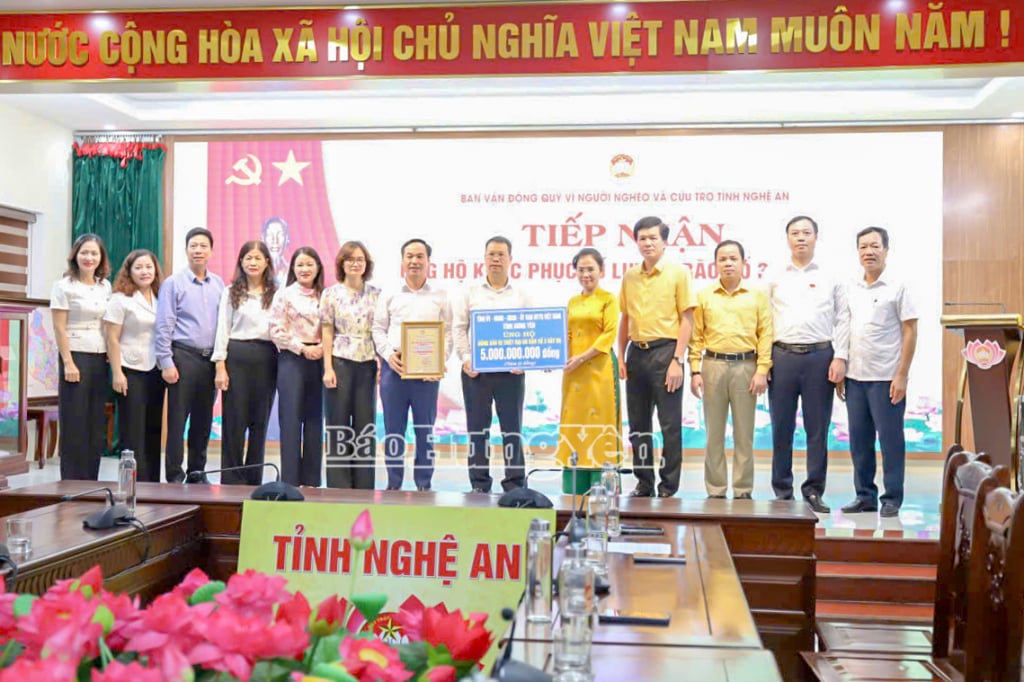 Đoàn công tác của tỉnh Hưng Yên trao tượng trưng số tiền hỗ trợ Nhân dân tỉnh Nghệ An khắc phục hậu quả do bão số 3 gây ra.