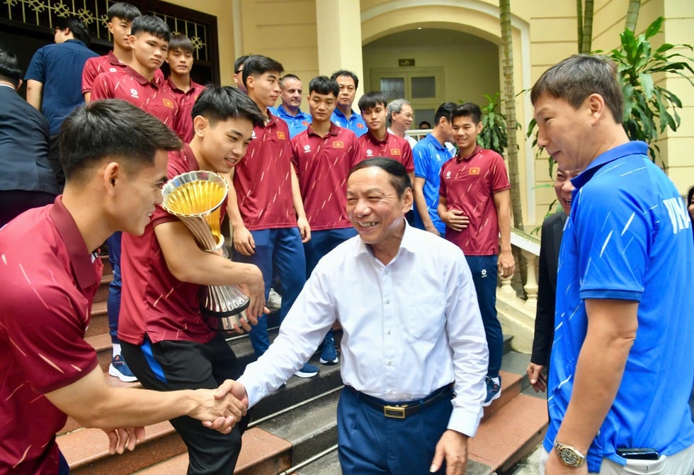 HLV Kim Sang-sik và các học trò được trao tặng Bằng khen Thủ tướng, Bộ trưởng nói lời xúc động - Ảnh 10.