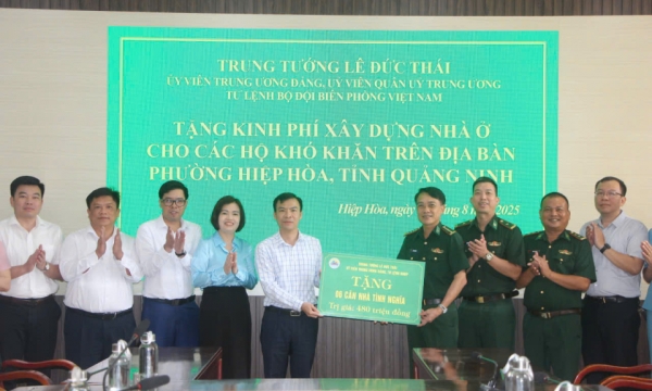 ឧត្តមសេនីយ៍ឯក Le Duc Thai បានបរិច្ចាកថវិកាសាងសង់ផ្ទះជូនគ្រួសារដែលមានស្ថានភាពលំបាកនៅវួដ Hiep Hoa។