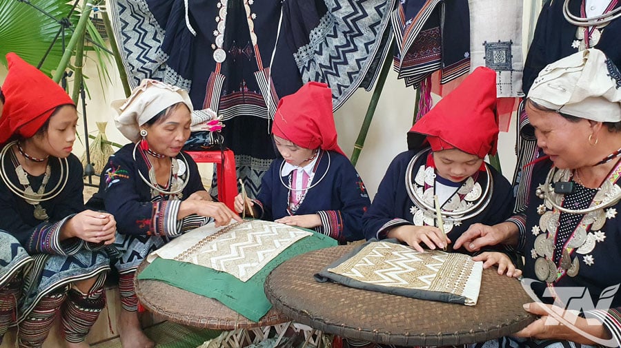 Tại Bản Ca, xã Nghĩa Tá, nhiều bạn trẻ người Dao Tiền đang được truyền dạy nghề thêu và in sáp ong truyền thống của dân tộc.