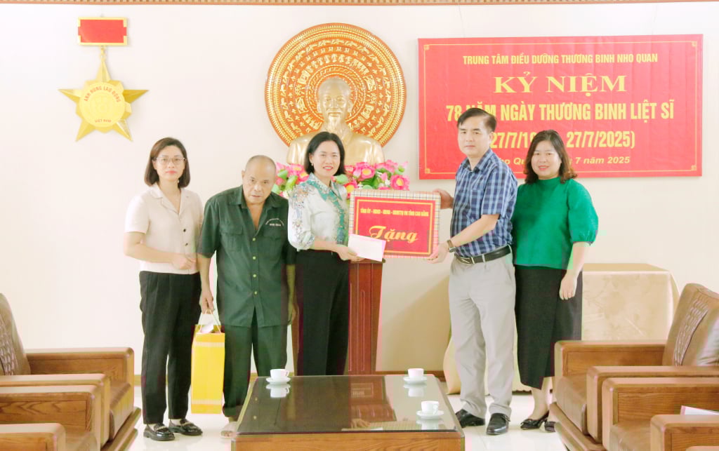Die Delegation überreichte Geschenke an das Nho Quan War Invalids Nursing Center in der Provinz Ninh Binh und an den Kriegsinvaliden Nong Tien Tao.