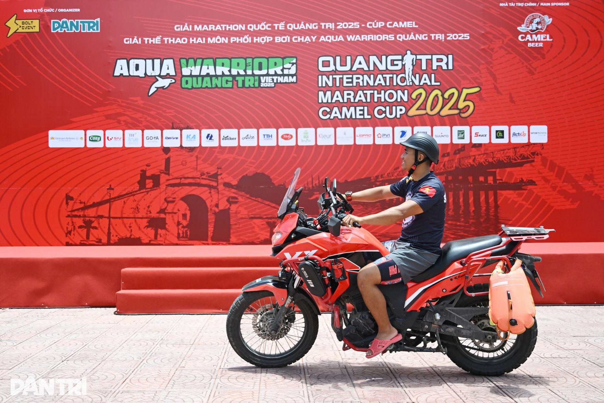 Chàng trai chạy xe máy 500km từ Hà Nội vào dự giải Aqua Warriors Quảng Trị - 14