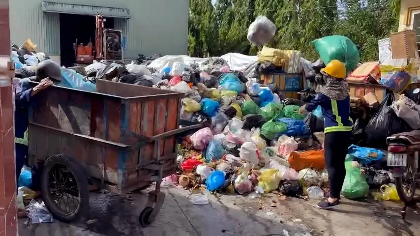 Перегрузка мусорной станции в районе Фу Тан.