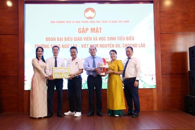 Gặp mặt Đoàn đại biểu giáo viên và học sinh tiêu biểu Trường song ngữ Lào - Việt Nam Nguyễn Du- Ảnh 3.