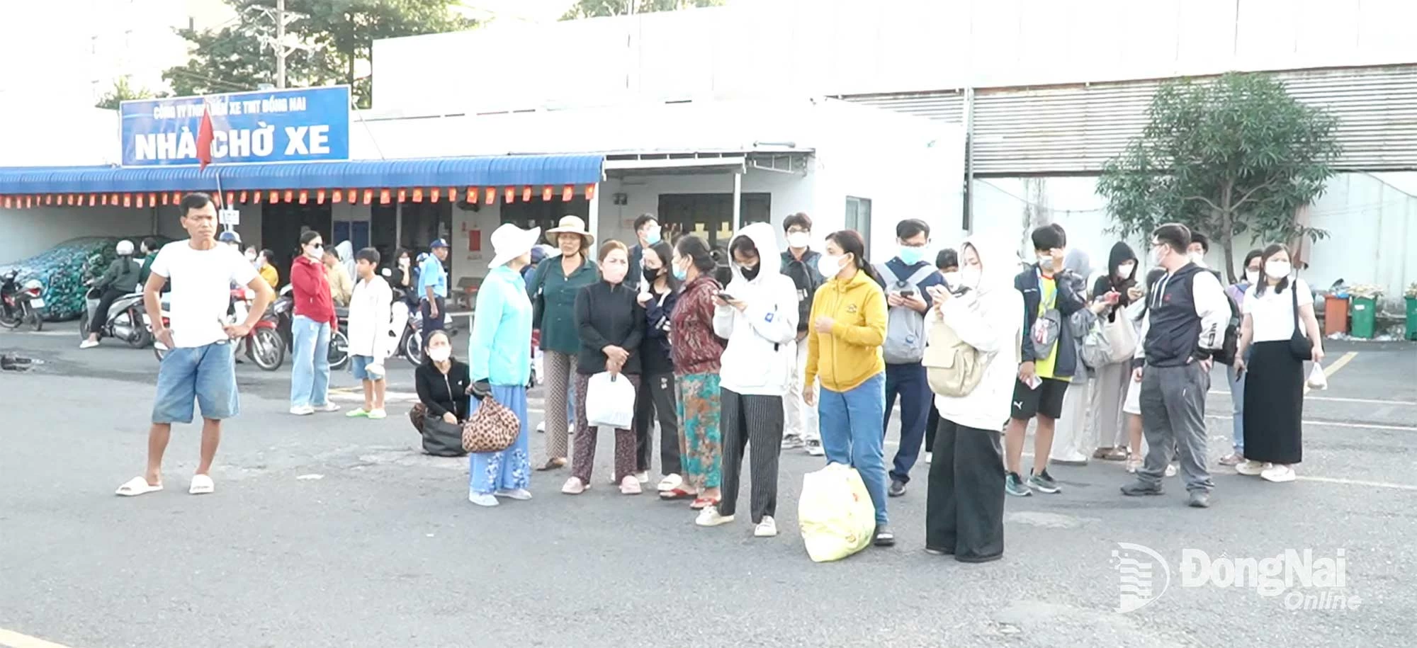تواجد العديد من الناس في محطة حافلات فونغ تاو كروسرودز مبكرًا جدًا للحاق بالحافلة المتجهة إلى مدينة هو تشي منه. تصوير: آن نون
