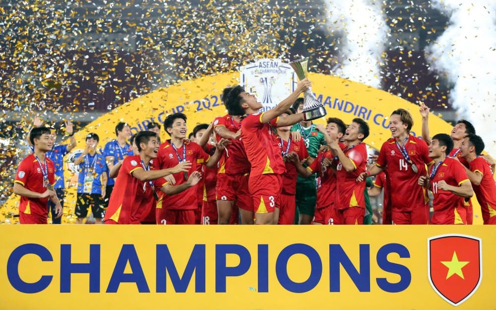 Awarding Certificates of Merit from the Prime Minister to the collective and individuals of the Vietnam U23 team