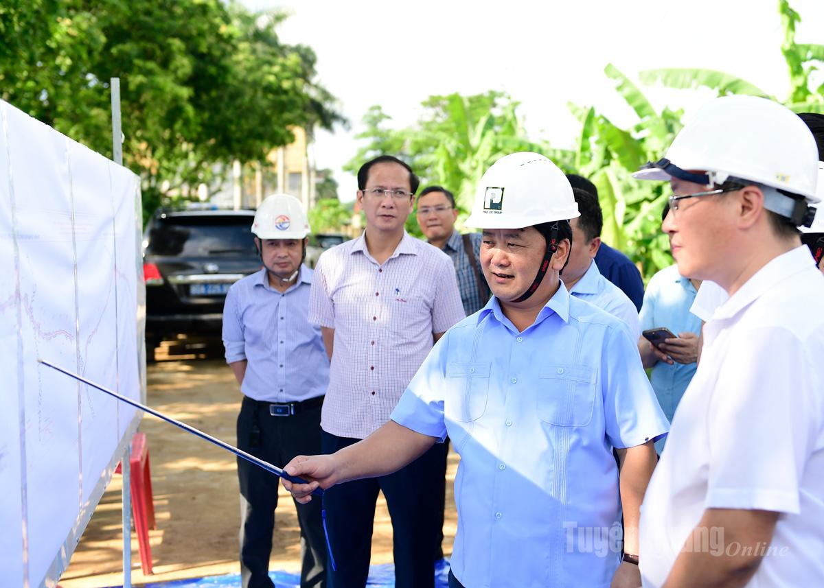 เลขาธิการพรรคประจำจังหวัด เฮา อา เลนห์ ตรวจสอบความคืบหน้าของถนนจากตำบลเซินเดืองไปยังตำบลเตินเตรา