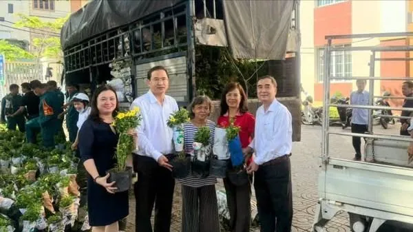 เลขาธิการคณะกรรมการพรรคแขวงหวุงเต่า (ที่ 2 จากซ้าย) มอบดอกไม้ตกแต่งบริเวณรอบแขวง