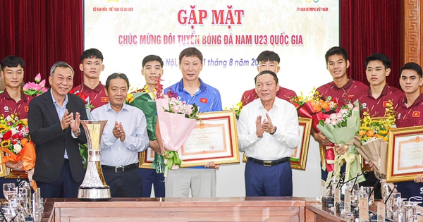 នាយករដ្ឋមន្ត្រី ប្រគល់ប័ណ្ណសរសើរដល់សមូហភាព និងបុគ្គលនៃក្រុម U23 វៀតណាម
