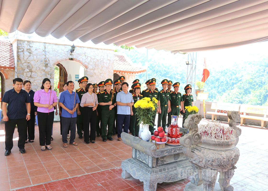Đoàn công tác dâng hương tại Đền thờ các Anh hùng Liệt sĩ trên Điểm cao 468, thôn Nặm Ngặt, xã Thanh Thủy.