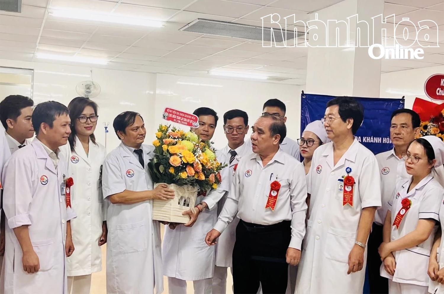 Lãnh đạo Bệnh viện Đa khoa Khánh Hoà tặng hoa chúc mừng đội ngũ y, bác sĩ Khoa Đột quỵ