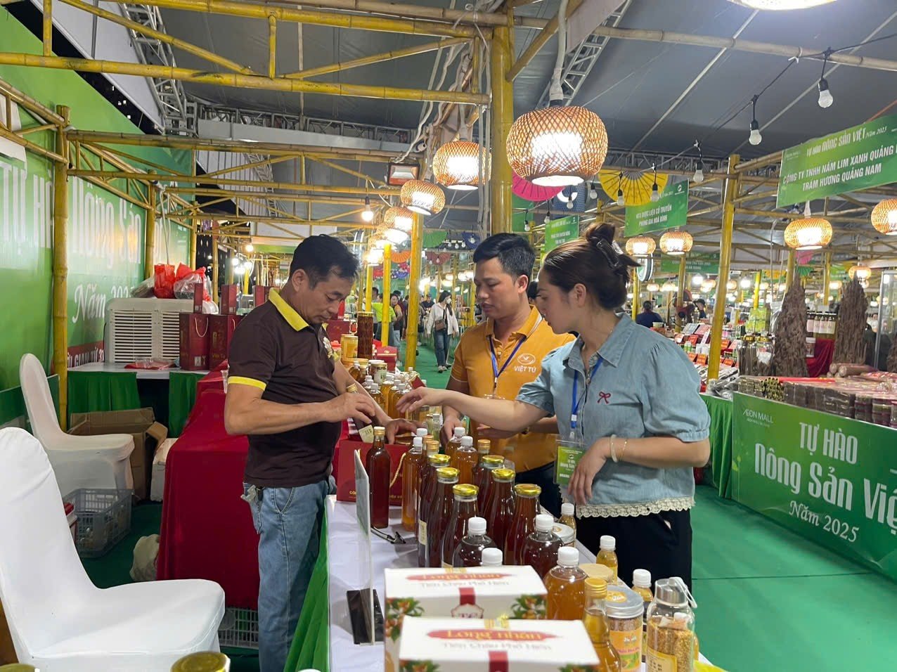 Đông đảo du khách tham quan mua sắm tại chương trình &quot;Tự hào nông sản Việt&quot; năm 2025 vào tối 31-7.