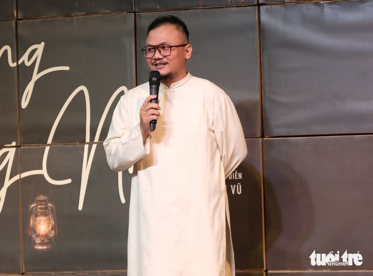 Tú Sương hóa người mẹ khùng hỗ trợ Vũ Trần tốt nghiệp đạo diễn - Ảnh 4.