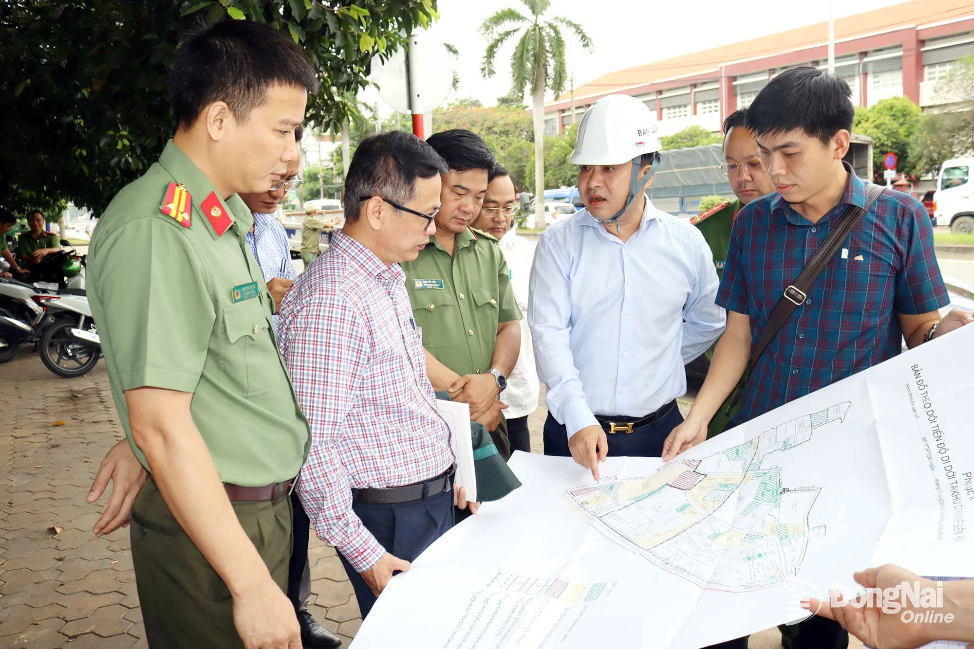Provincial Party Committee member and Vice Chairman of the Provincial People's Committee Ho Van Ha discussed with relevant units about the progress of relocating Bien Hoa 1 Industrial Park. Photo: Hoang Loc