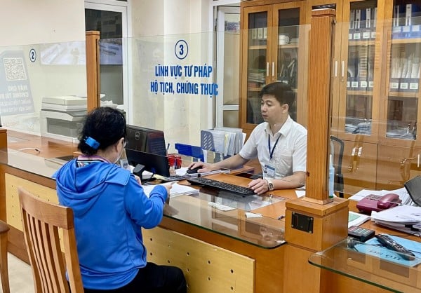 Người dân làm thủ tục hành chính tại bộ phận một cửa.