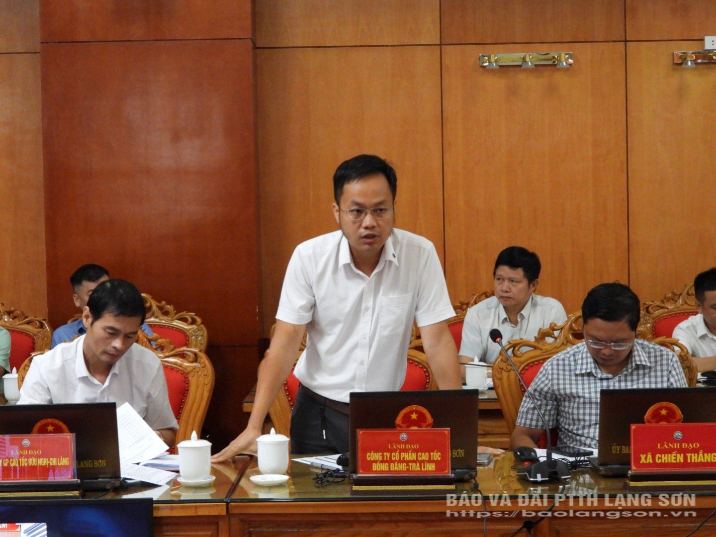 Đại diện doanh nghiệp dự án tuyến cao tốc Đồng Đăng (Lạng Sơn)-Trà Lĩnh (Cao Bằng) báo cáo tại cuộc họp