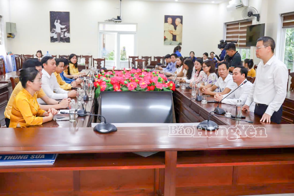 Đồng chí Nguyễn Mạnh Hùng, Phó Bí thư Tỉnh ủy, Chủ tịch Ủy ban MTTQ Việt Nam tỉnh gửi lời chia sẻ, động viên Nhân dân tỉnh Nghệ An bị ảnh hưởng bởi bão lũ.