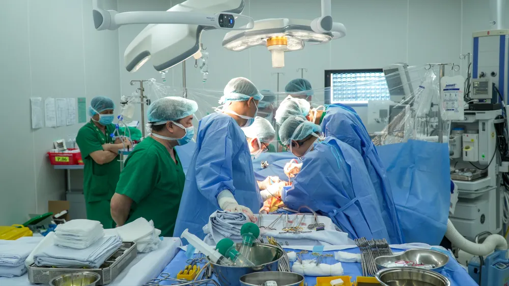 Các bác sĩ đang ghép gan cho bệnh nhân