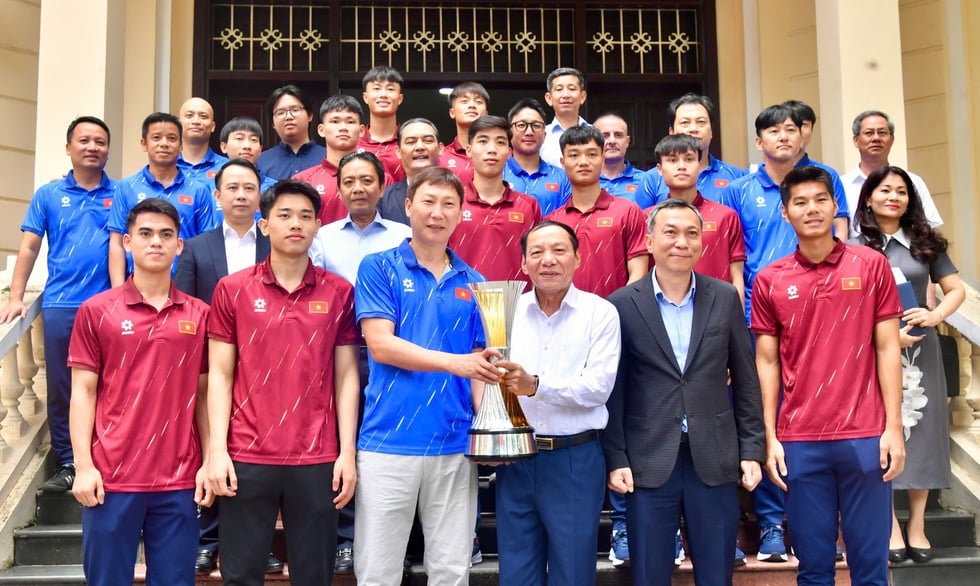 HLV Kim Sang-sik và các học trò được trao tặng Bằng khen Thủ tướng, Bộ trưởng nói lời xúc động - Ảnh 4.