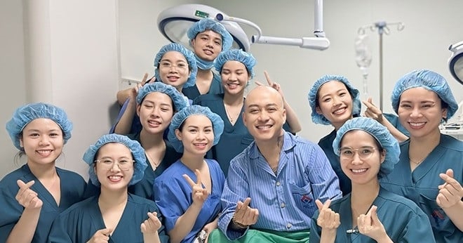 Bật cười khi xem clip Tú Dưa thăm Tuấn Hưng sau phẫu thuật
