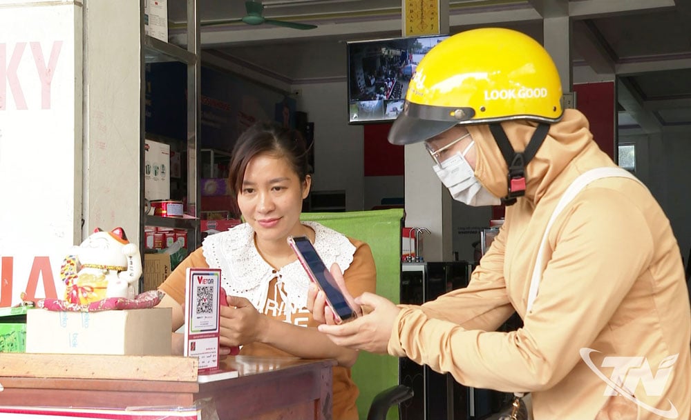 Sử dụng các ứng dụng số để thanh toán không dùng tiền mặt rất tiện lợi và nhanh chóng.