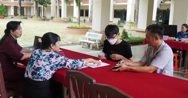 Phụ huynh thở phào vì tìm được trường THPT công lập cho con