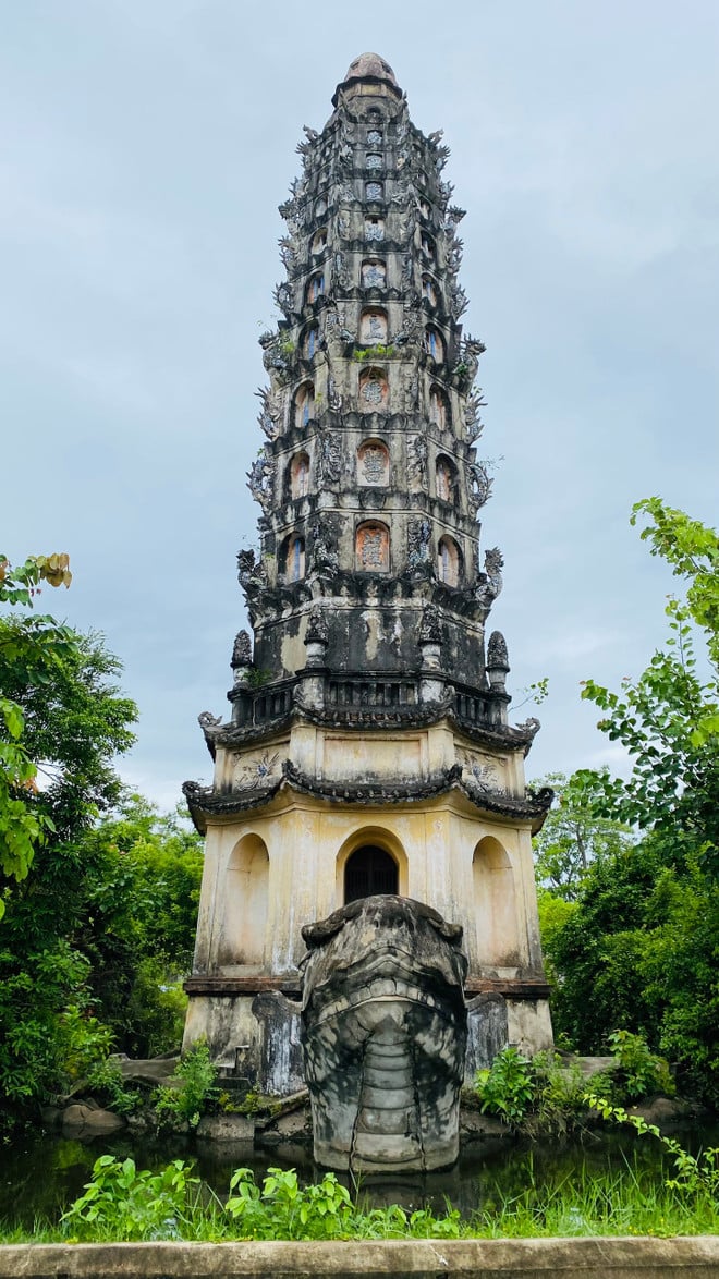 thap-cuu-pham-lien-hoa.jpg