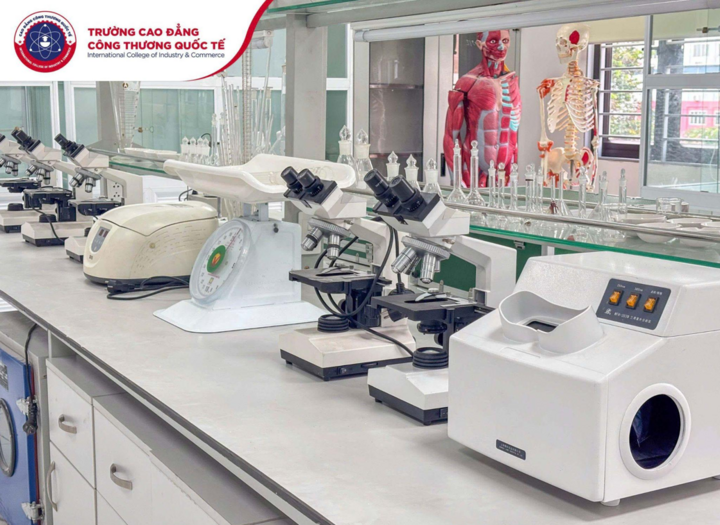 Phòng thực hành Y - Dược của Cao đẳng Công thương Quốc tế được trang bị đầy đủ thiết bị hiện đại.