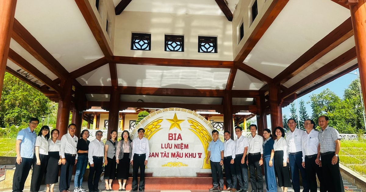 Đoàn công tác Thành ủy Đà Nẵng dâng hương tại Khu lưu niệm Ban Tài mậu Khu ủy Khu V xã Trà Tân