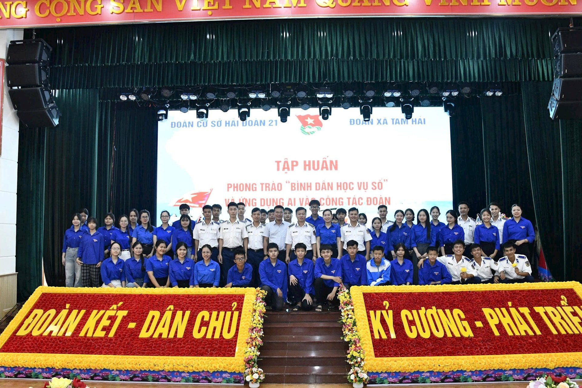 các đồng chí đại biểu chụp hình lưu niệm với cán bộ, đoàn viên, thanh niên tham gia tập huấn