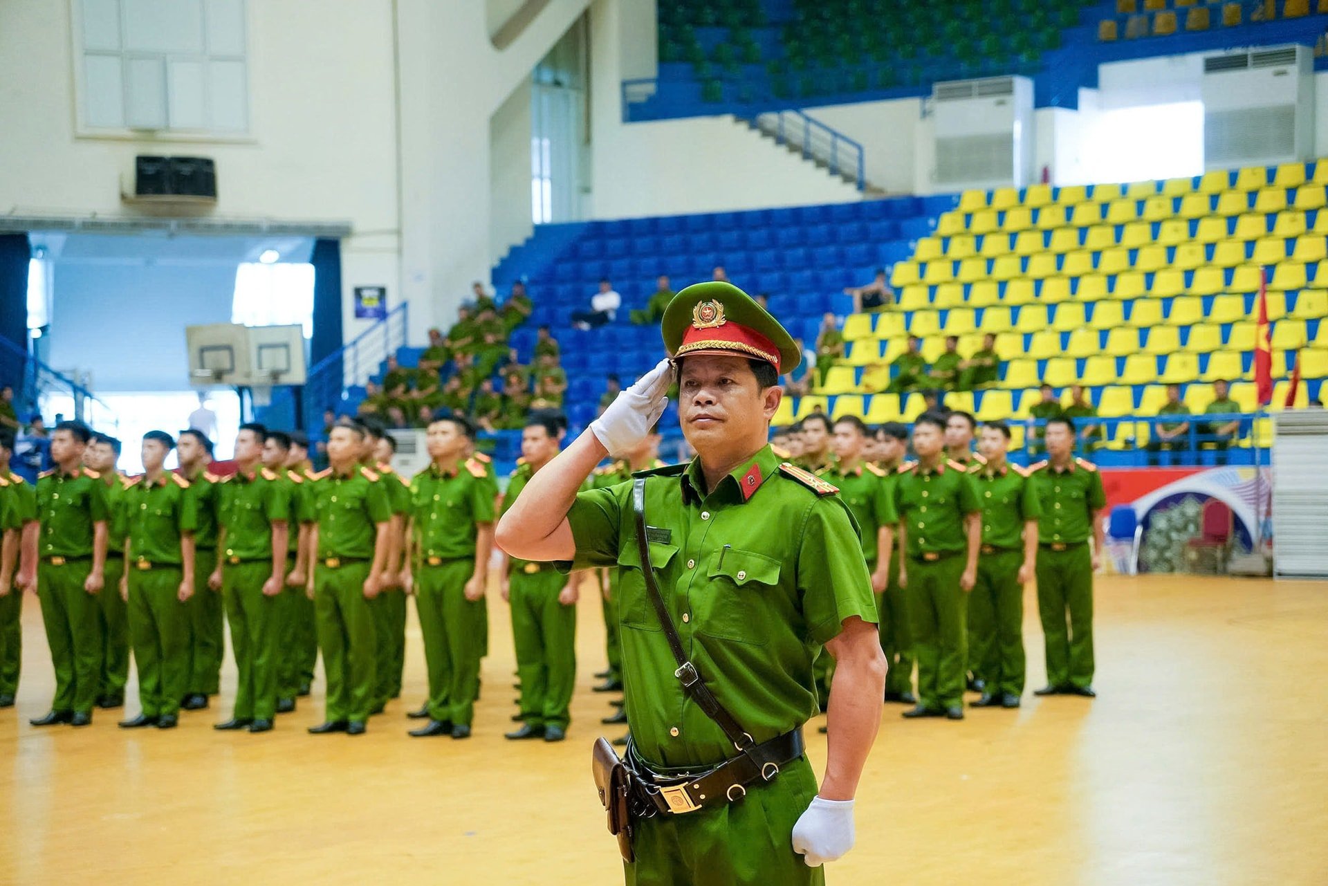 លោកវរសេនីយ៍ទោ Pham Lam Hai Nguyen អនុប្រធាននាយកដ្ឋានបច្ចេកទេសព្រហ្មទណ្ឌ បានបញ្ជាដល់ក្រុមក្បាច់គុន និងវិន័យរបស់កងកម្លាំងសន្តិសុខសាធារណៈ។