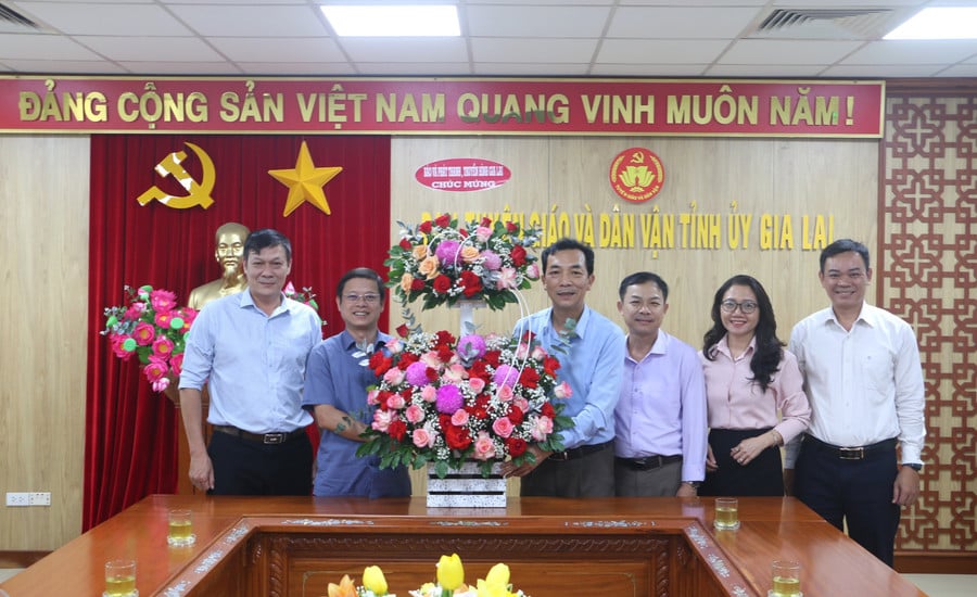 lanh-dao-bao-va-phat-thanh-truyen-hinh-gia-lai-tang-hoa-chuc-mung-tap-the-lanh-dao-ban-tuyen-giao-va-dan-van-tinh-uy-nhan-ky-niem-95-nam-ngay-truyen-thong-tuyen-giao-cua-dang.jpg
